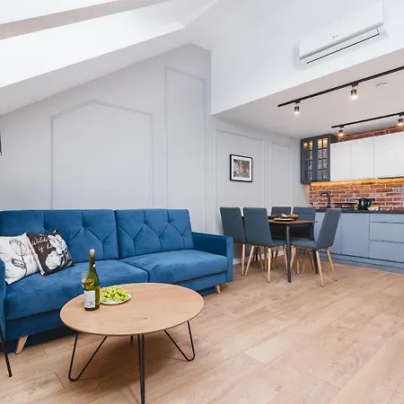 Saint Florian's - Old Town Luxury - By Upstairs דירה
